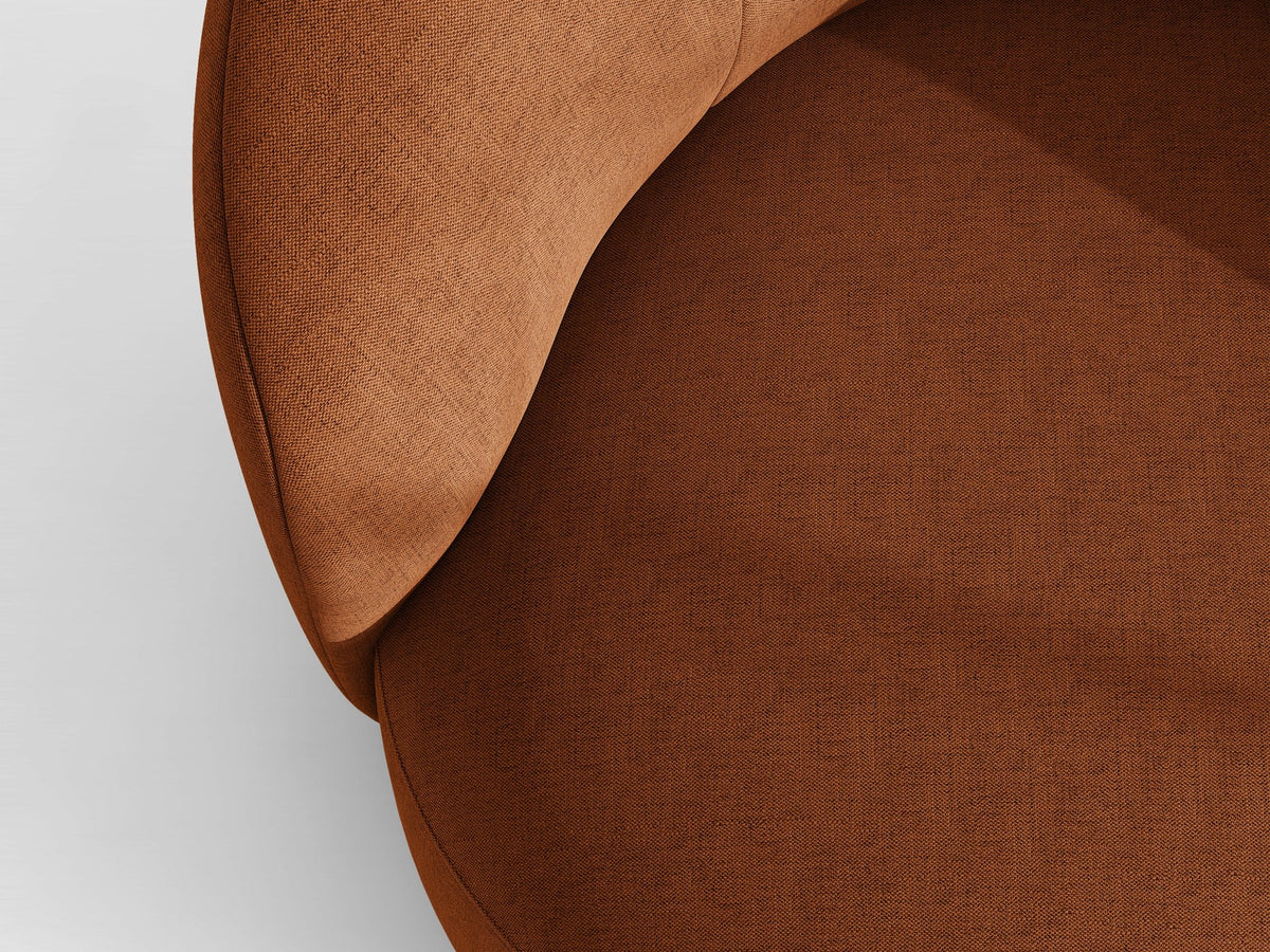 Drehbarer Sessel Letizia in leichtem Beige mit Chenille-Stoffbezug, gepolsterter Sitzfläche und niedrigen, stoffbezogenen Beinen.