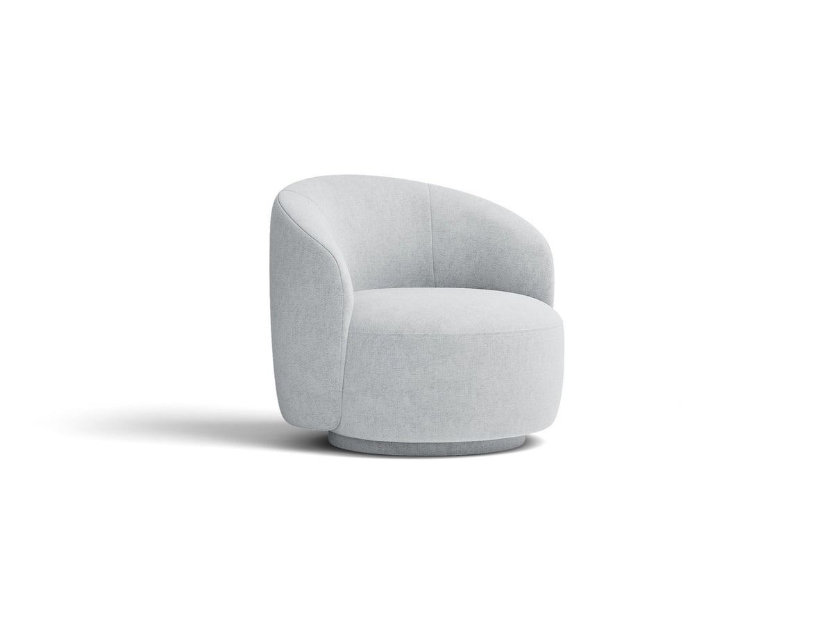 Drehbarer Sessel Letizia in leichtem Beige mit Chenille-Stoffbezug, gepolsterter Sitzfläche und niedrigen, stoffbezogenen Beinen.