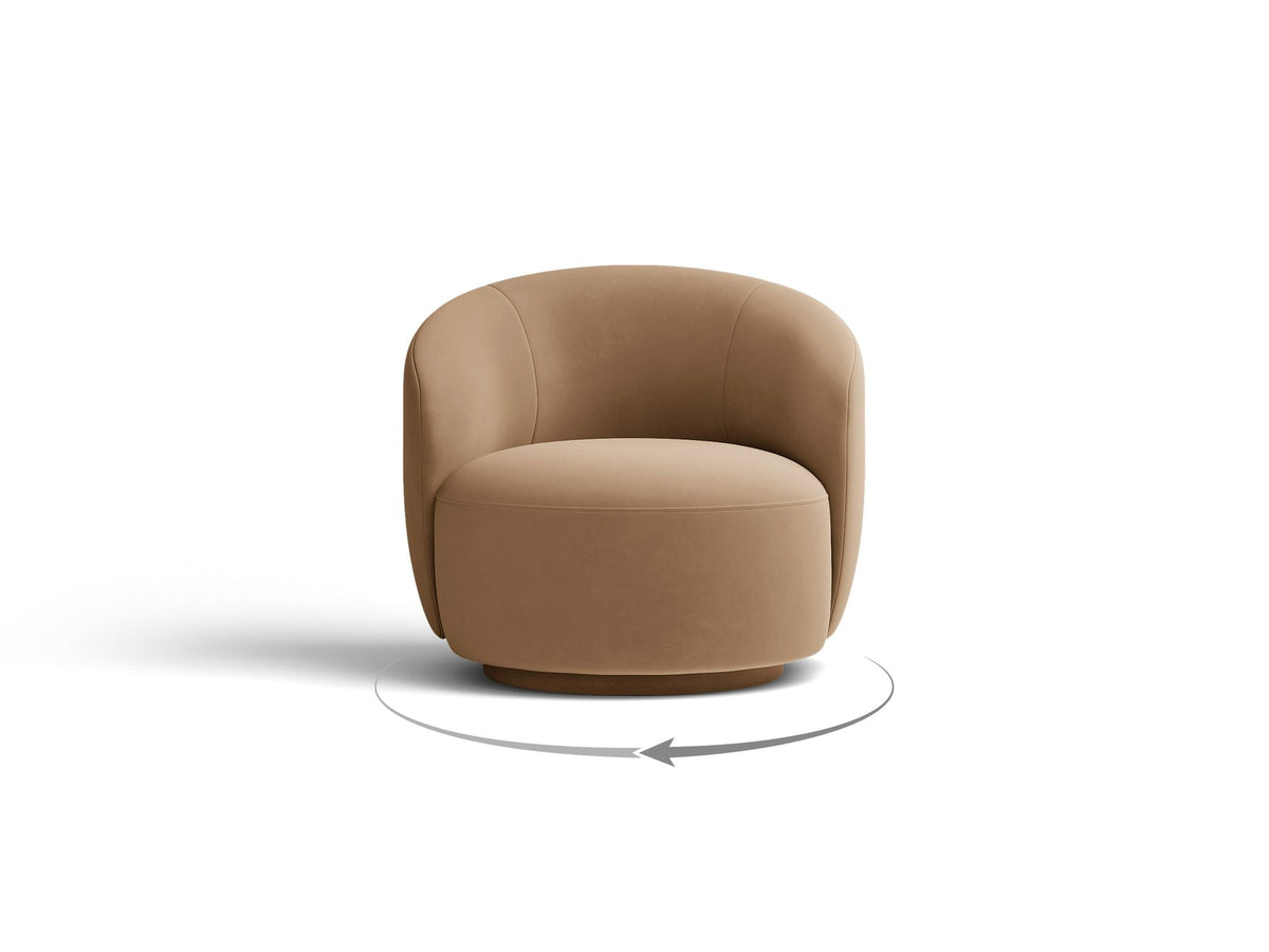 Drehbarer Sessel Letizia in leichtem Beige mit Chenille-Stoffbezug, gepolsterter Sitzfläche und niedrigen, stoffbezogenen Beinen.
