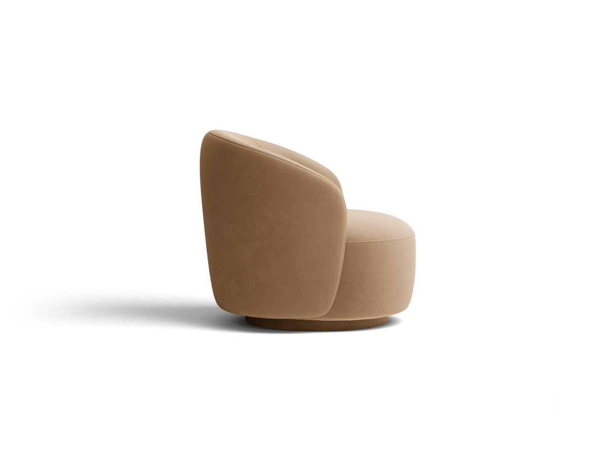 Drehbarer Sessel Letizia in leichtem Beige mit Chenille-Stoffbezug, gepolsterter Sitzfläche und niedrigen, stoffbezogenen Beinen.