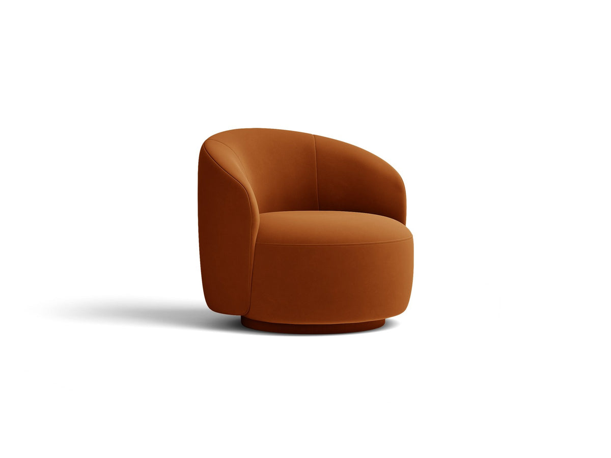 Drehbarer Sessel Letizia in leichtem Beige mit Chenille-Stoffbezug, gepolsterter Sitzfläche und niedrigen, stoffbezogenen Beinen.