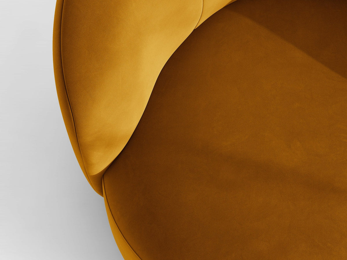Drehbarer Sessel Letizia in leichtem Beige mit Chenille-Stoffbezug, gepolsterter Sitzfläche und niedrigen, stoffbezogenen Beinen.