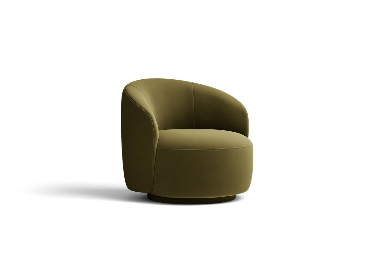 Drehbarer Sessel Letizia in leichtem Beige mit Chenille-Stoffbezug, gepolsterter Sitzfläche und niedrigen, stoffbezogenen Beinen.