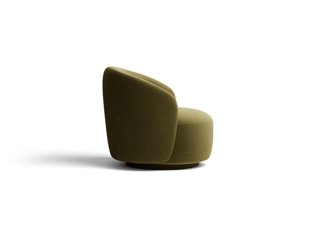 Drehbarer Sessel Letizia in leichtem Beige mit Chenille-Stoffbezug, gepolsterter Sitzfläche und niedrigen, stoffbezogenen Beinen.