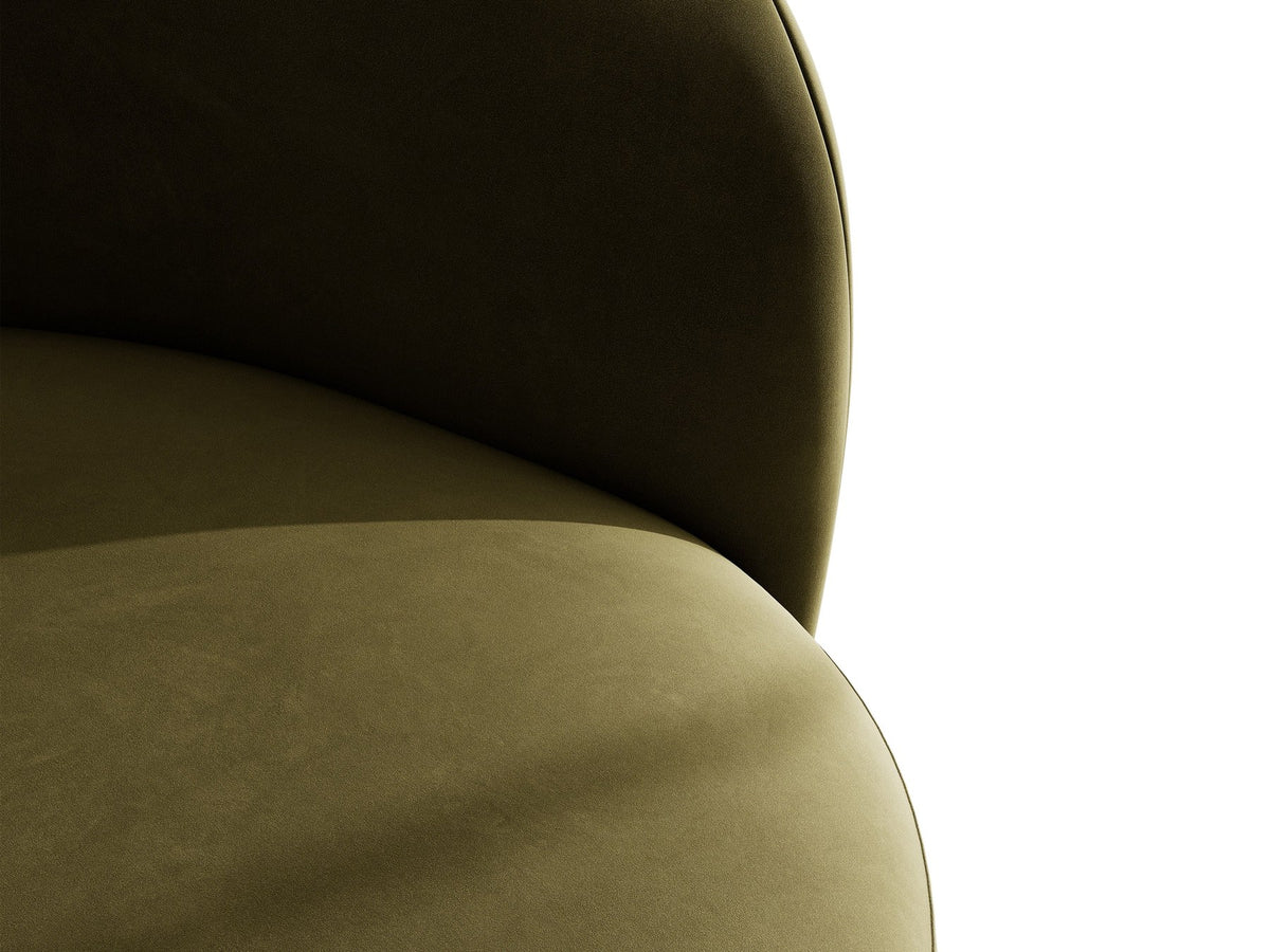 Drehbarer Sessel Letizia in leichtem Beige mit Chenille-Stoffbezug, gepolsterter Sitzfläche und niedrigen, stoffbezogenen Beinen.