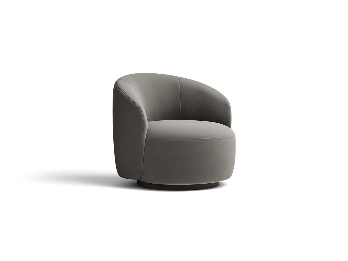 Drehbarer Sessel Letizia in leichtem Beige mit Chenille-Stoffbezug, gepolsterter Sitzfläche und niedrigen, stoffbezogenen Beinen.