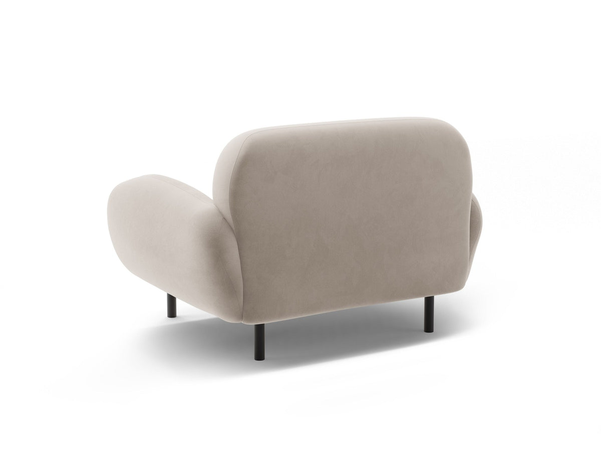 Weisser Poppy Armsessel von Micadoni mit Bouclé-Stoff, abgerundeter Form und schwarzen Metallbeinen, freigestellt fotografiert.
