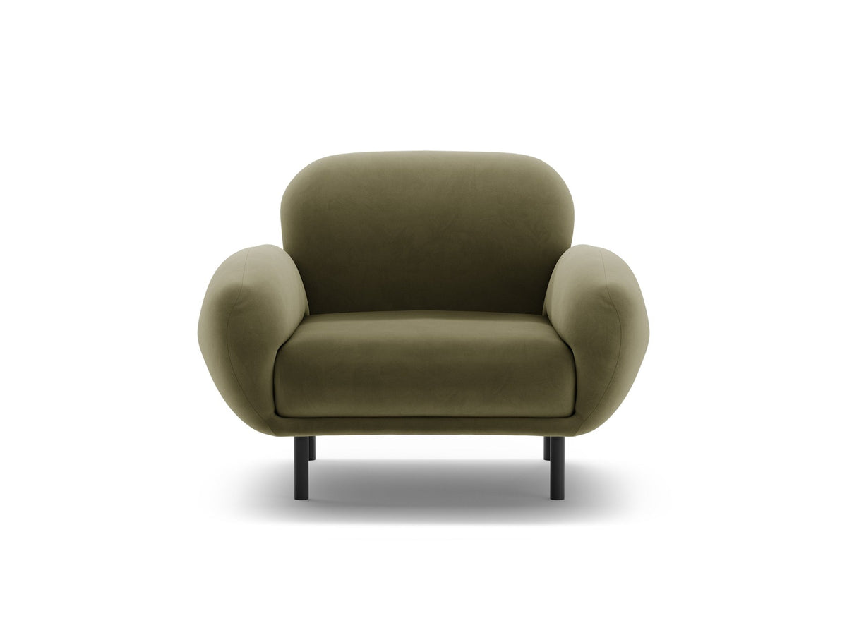 Weisser Poppy Armsessel von Micadoni mit Bouclé-Stoff, abgerundeter Form und schwarzen Metallbeinen, freigestellt fotografiert.