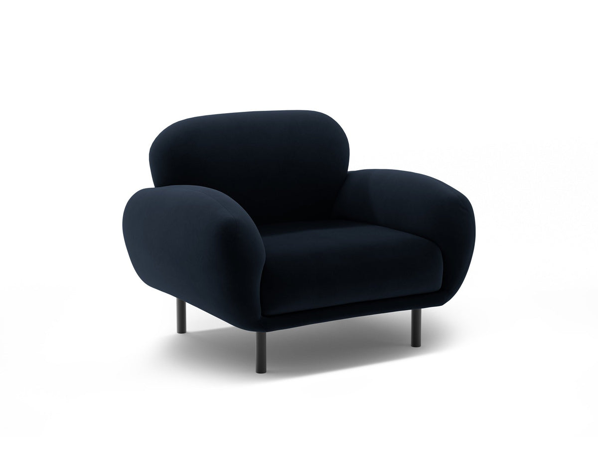 Weisser Poppy Armsessel von Micadoni mit Bouclé-Stoff, abgerundeter Form und schwarzen Metallbeinen, freigestellt fotografiert.