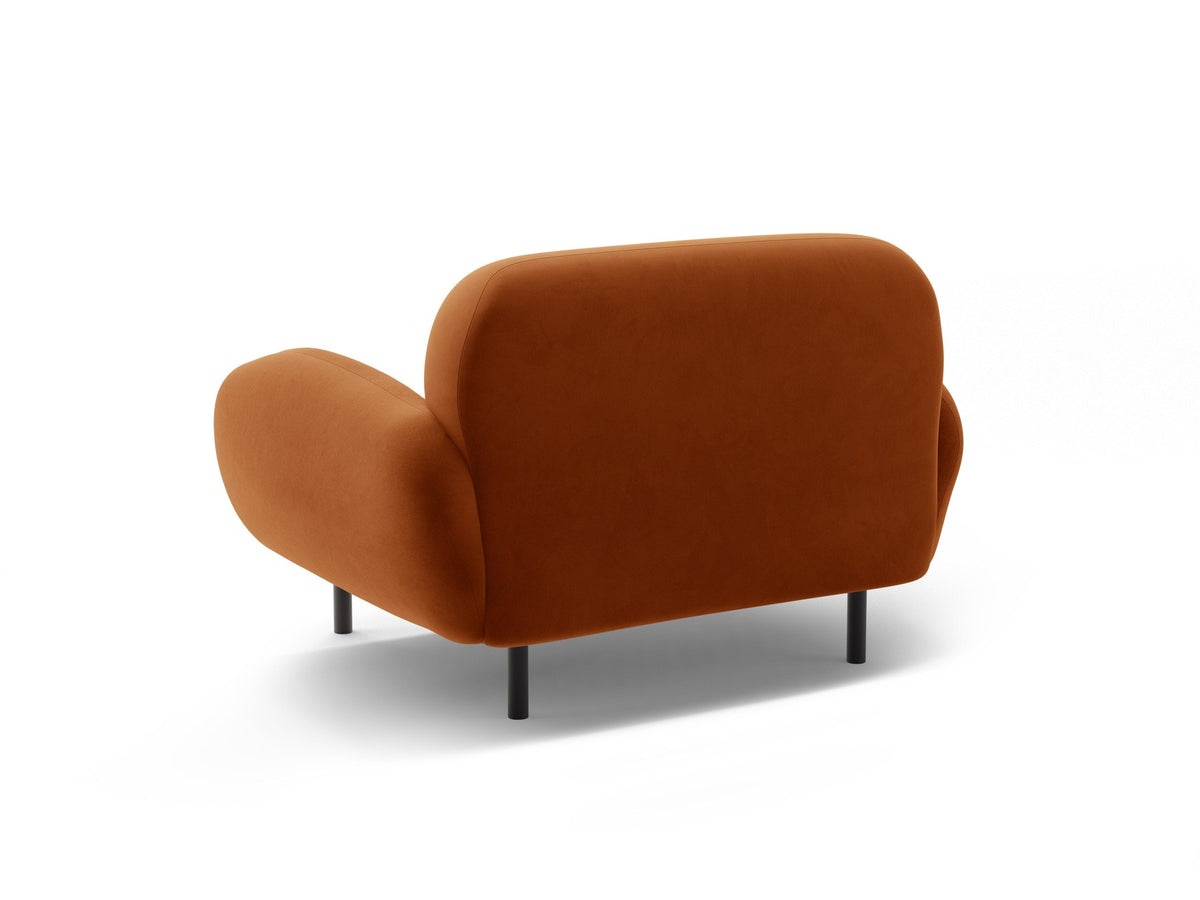 Weisser Poppy Armsessel von Micadoni mit Bouclé-Stoff, abgerundeter Form und schwarzen Metallbeinen, freigestellt fotografiert.