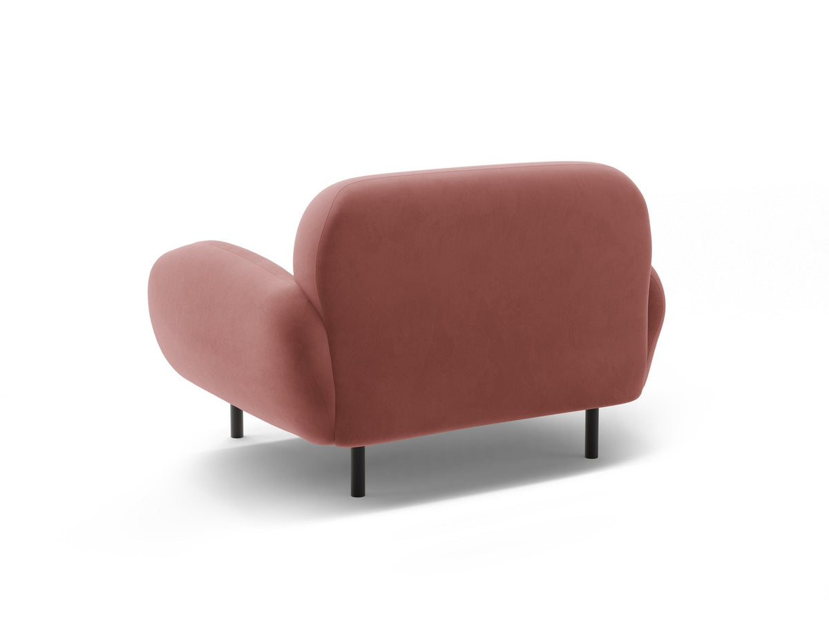 Weisser Poppy Armsessel von Micadoni mit Bouclé-Stoff, abgerundeter Form und schwarzen Metallbeinen, freigestellt fotografiert.