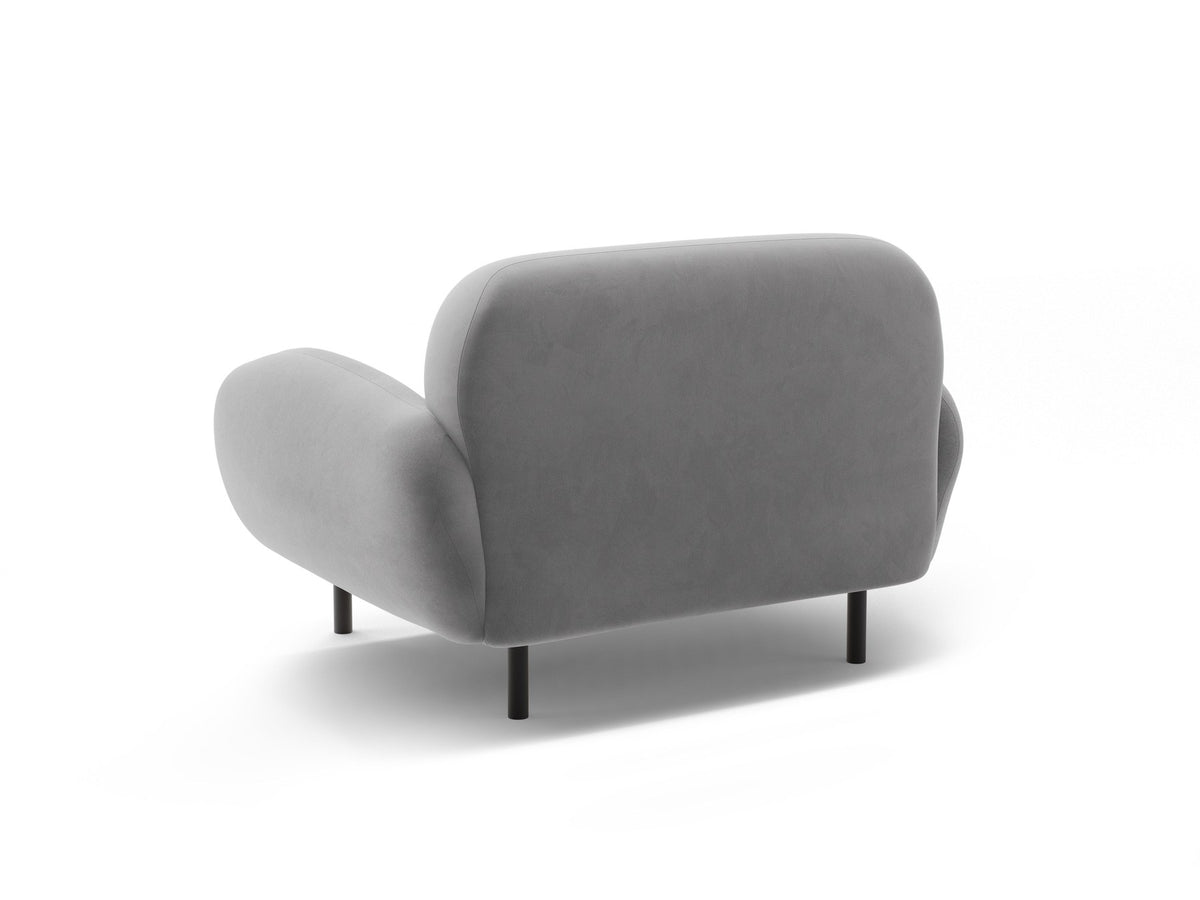 Weisser Poppy Armsessel von Micadoni mit Bouclé-Stoff, abgerundeter Form und schwarzen Metallbeinen, freigestellt fotografiert.