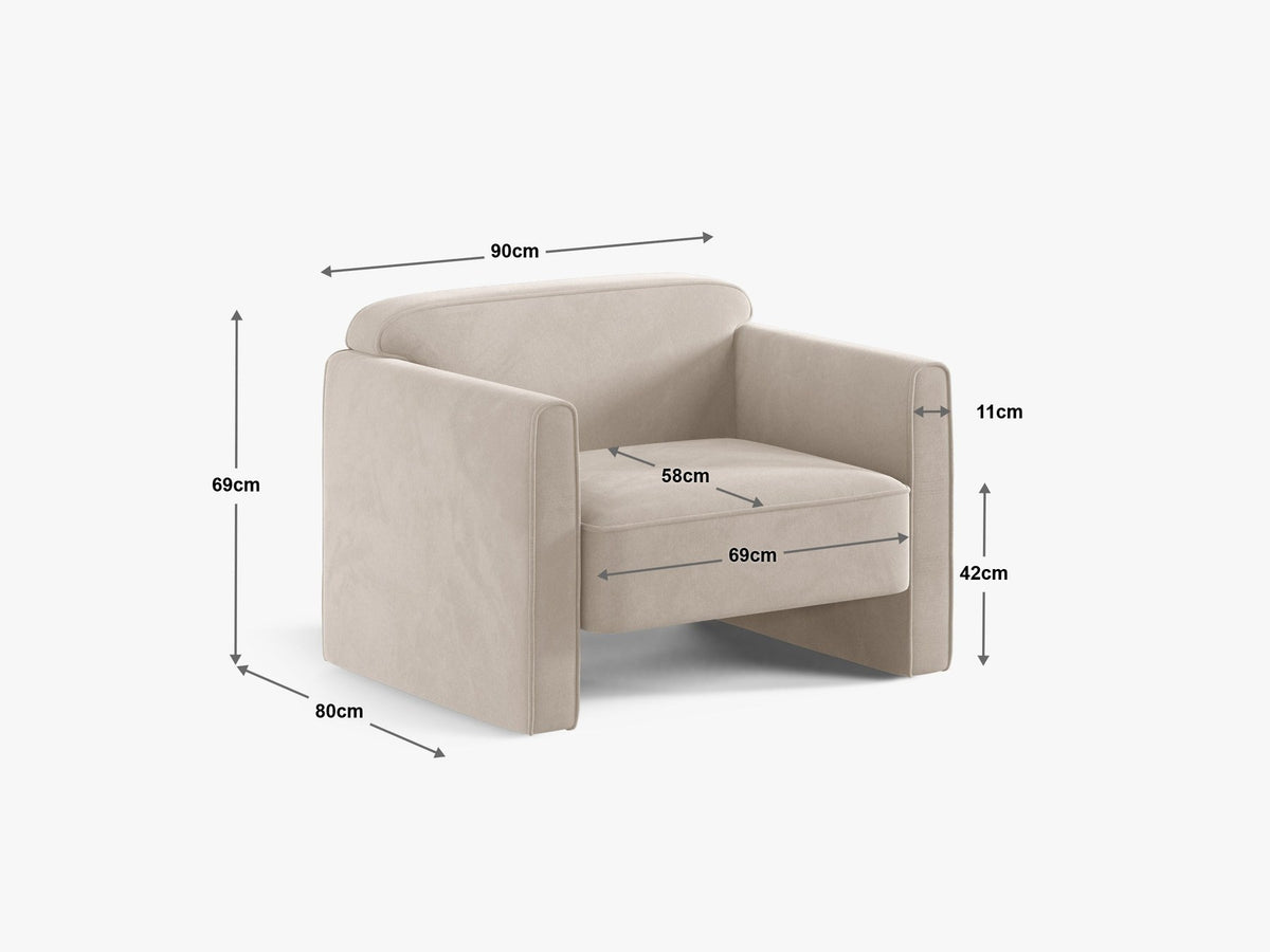 Beige Armsessel Abby von Micadoni mit strukturiertem Heritage-Stoffbezug, schwarzen Kunststoffbeinen und runder, kompakter Formgebung.