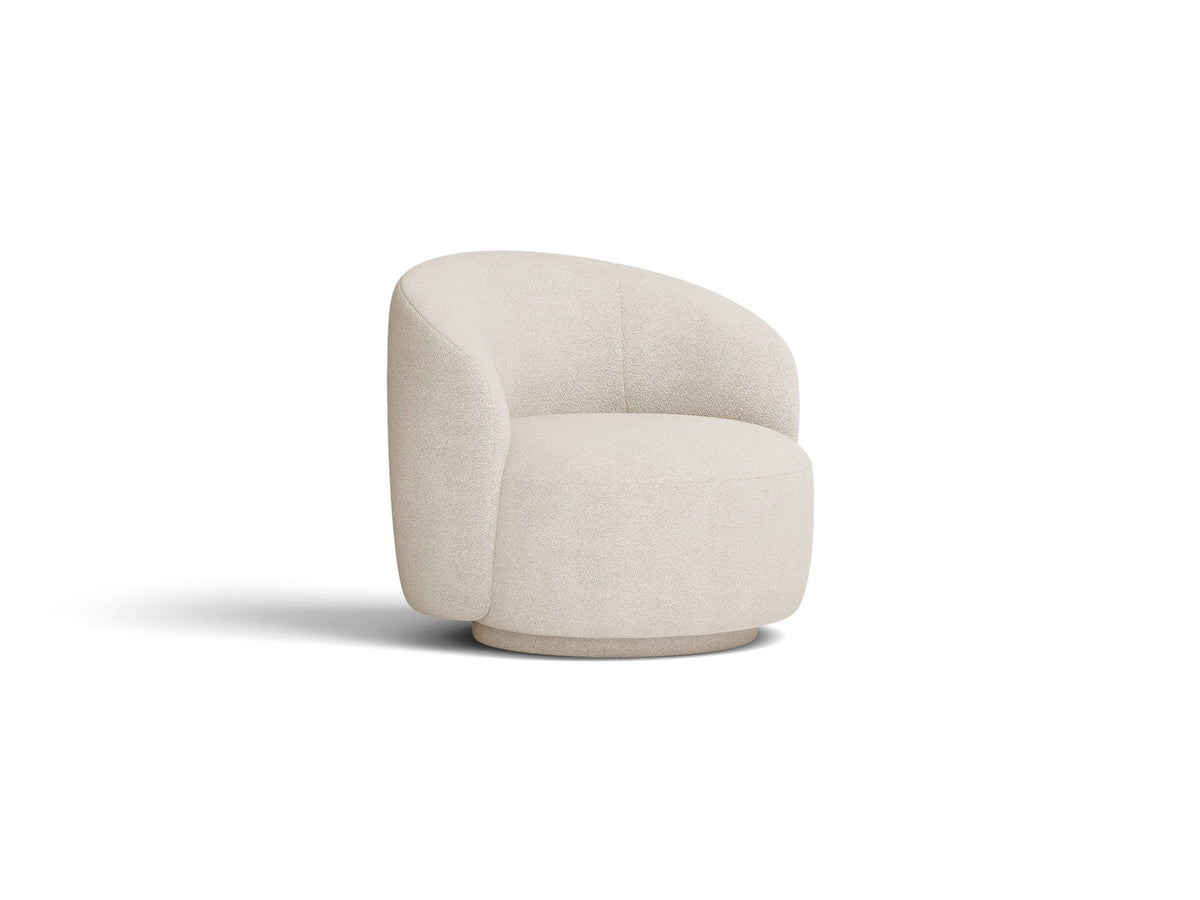 Drehbarer Sessel Letizia in leichtem Beige mit Chenille-Stoffbezug, gepolsterter Sitzfläche und niedrigen, stoffbezogenen Beinen.