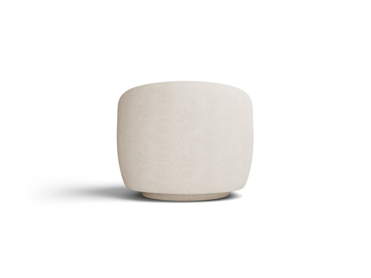 Drehbarer Sessel Letizia in leichtem Beige mit Chenille-Stoffbezug, gepolsterter Sitzfläche und niedrigen, stoffbezogenen Beinen.