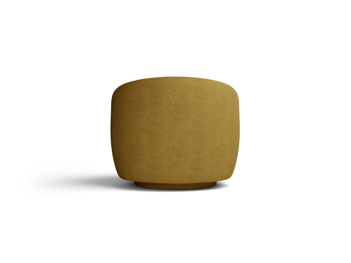 Drehbarer Sessel Letizia in leichtem Beige mit Chenille-Stoffbezug, gepolsterter Sitzfläche und niedrigen, stoffbezogenen Beinen.