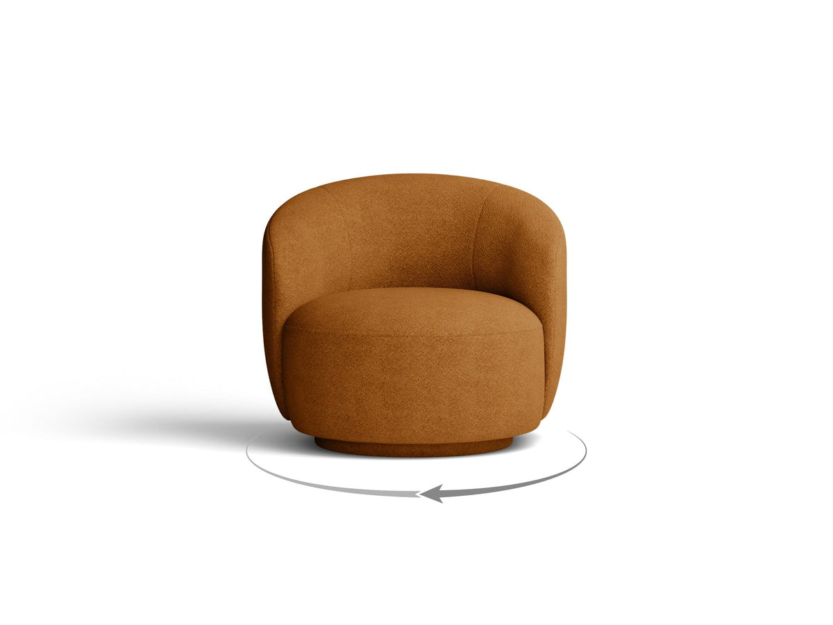 Drehbarer Sessel Letizia in leichtem Beige mit Chenille-Stoffbezug, gepolsterter Sitzfläche und niedrigen, stoffbezogenen Beinen.