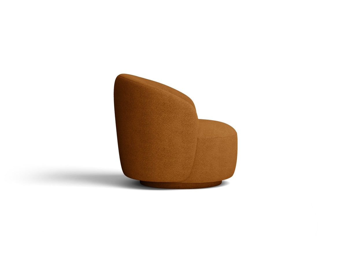 Drehbarer Sessel Letizia in leichtem Beige mit Chenille-Stoffbezug, gepolsterter Sitzfläche und niedrigen, stoffbezogenen Beinen.