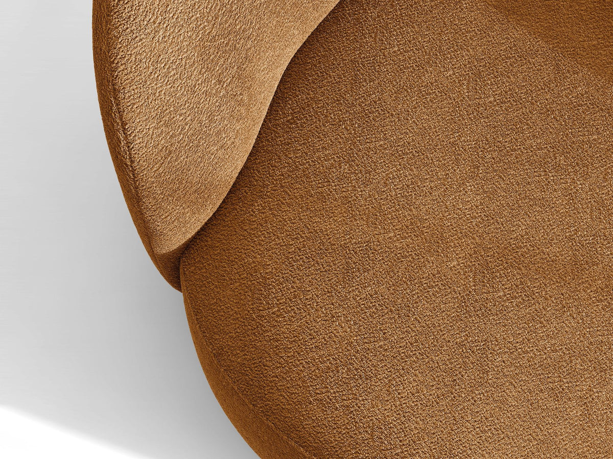 Drehbarer Sessel Letizia in leichtem Beige mit Chenille-Stoffbezug, gepolsterter Sitzfläche und niedrigen, stoffbezogenen Beinen.