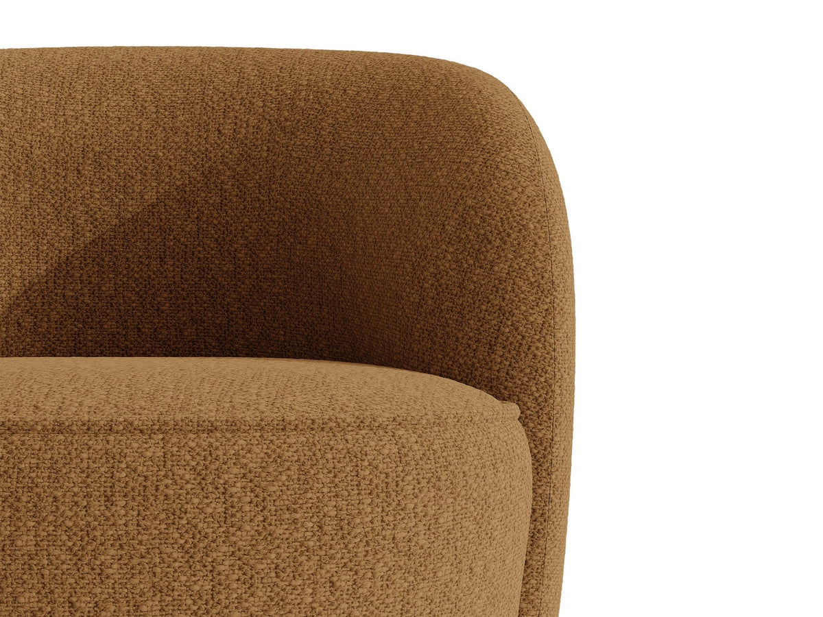 Drehbarer Sessel Jonas von Micadoni in leichtem Beige mit Veloursbezug, gepolsterten Kunststoff-Beinen und runder Sitzfläche.