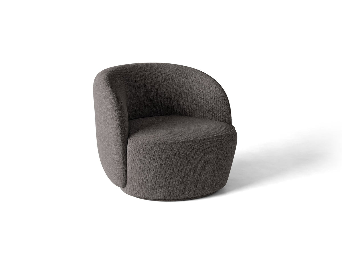 Drehbarer Sessel Jonas von Micadoni in leichtem Beige mit Veloursbezug, gepolsterten Kunststoff-Beinen und runder Sitzfläche.