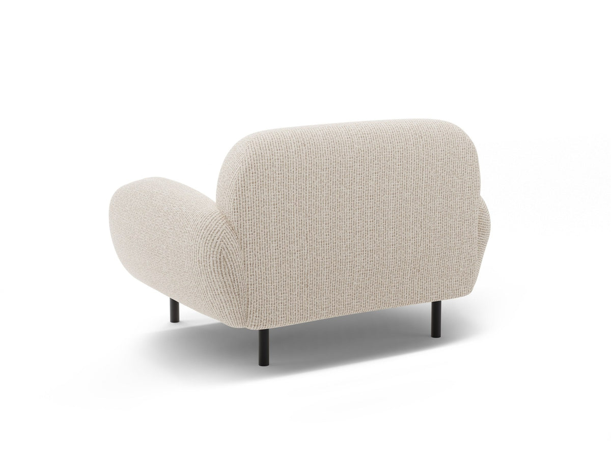 Weisser Poppy Armsessel von Micadoni mit Bouclé-Stoff, abgerundeter Form und schwarzen Metallbeinen, freigestellt fotografiert.