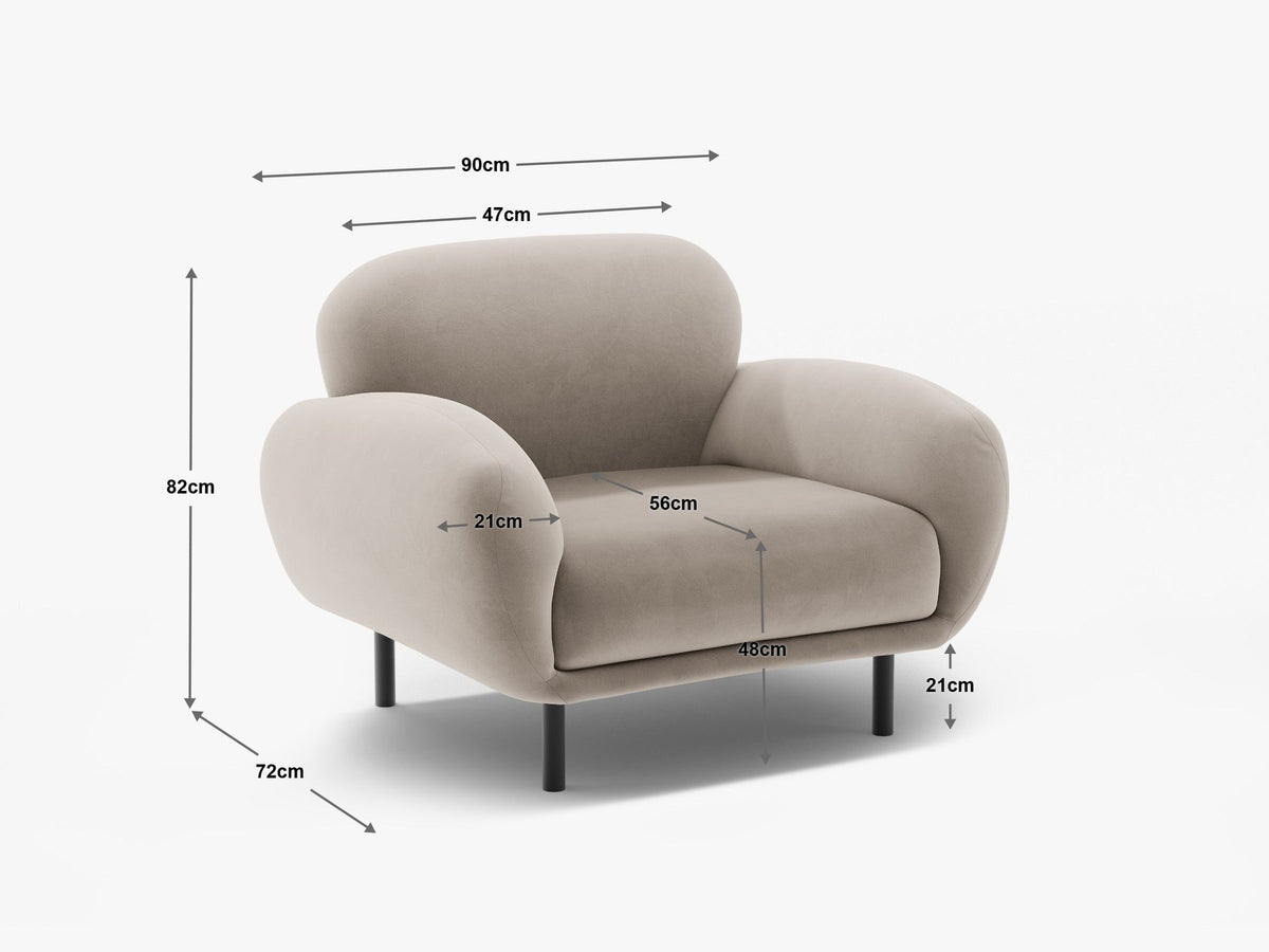 Weisser Poppy Armsessel von Micadoni mit Bouclé-Stoff, abgerundeter Form und schwarzen Metallbeinen, freigestellt fotografiert.