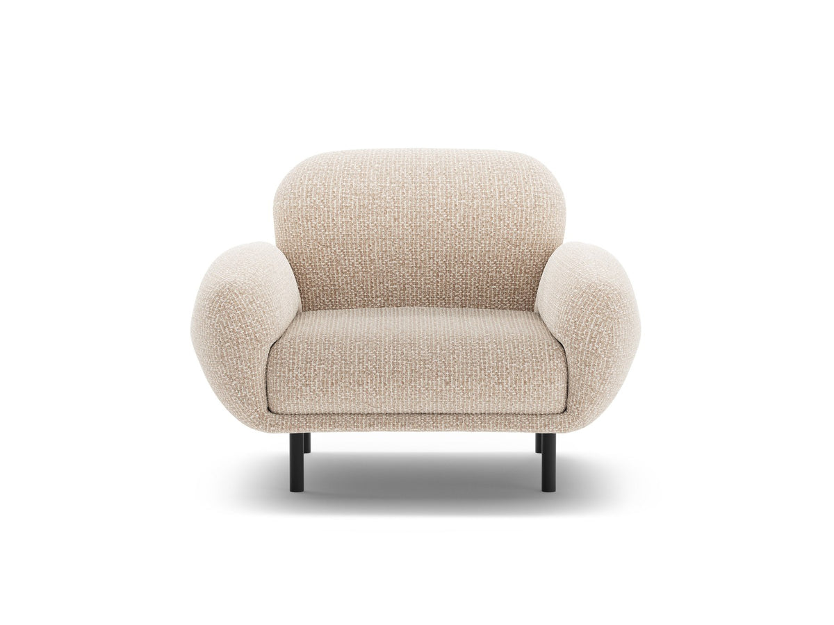 Weisser Poppy Armsessel von Micadoni mit Bouclé-Stoff, abgerundeter Form und schwarzen Metallbeinen, freigestellt fotografiert.