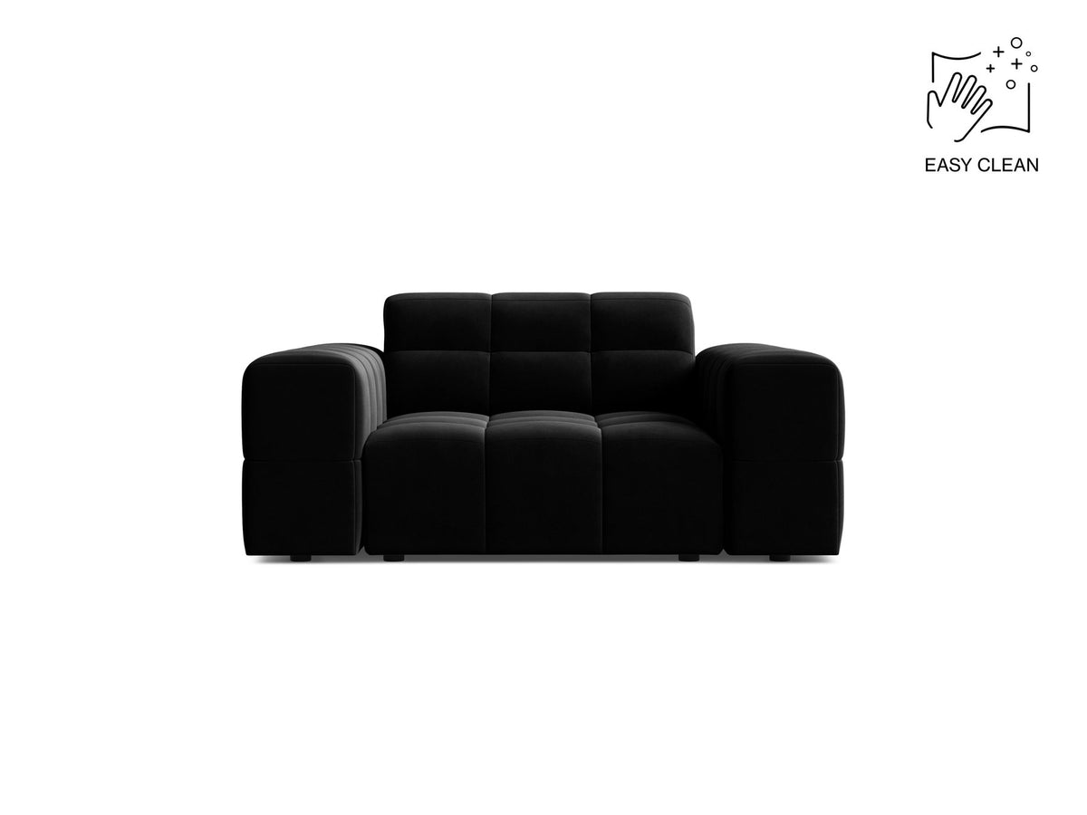 Jennifer Armsessel von Micadoni in leichtem Beige mit Bluvel-Stoffbezug, schwarzen Kunststoffbeinen und gepolsterter Rückenlehne.