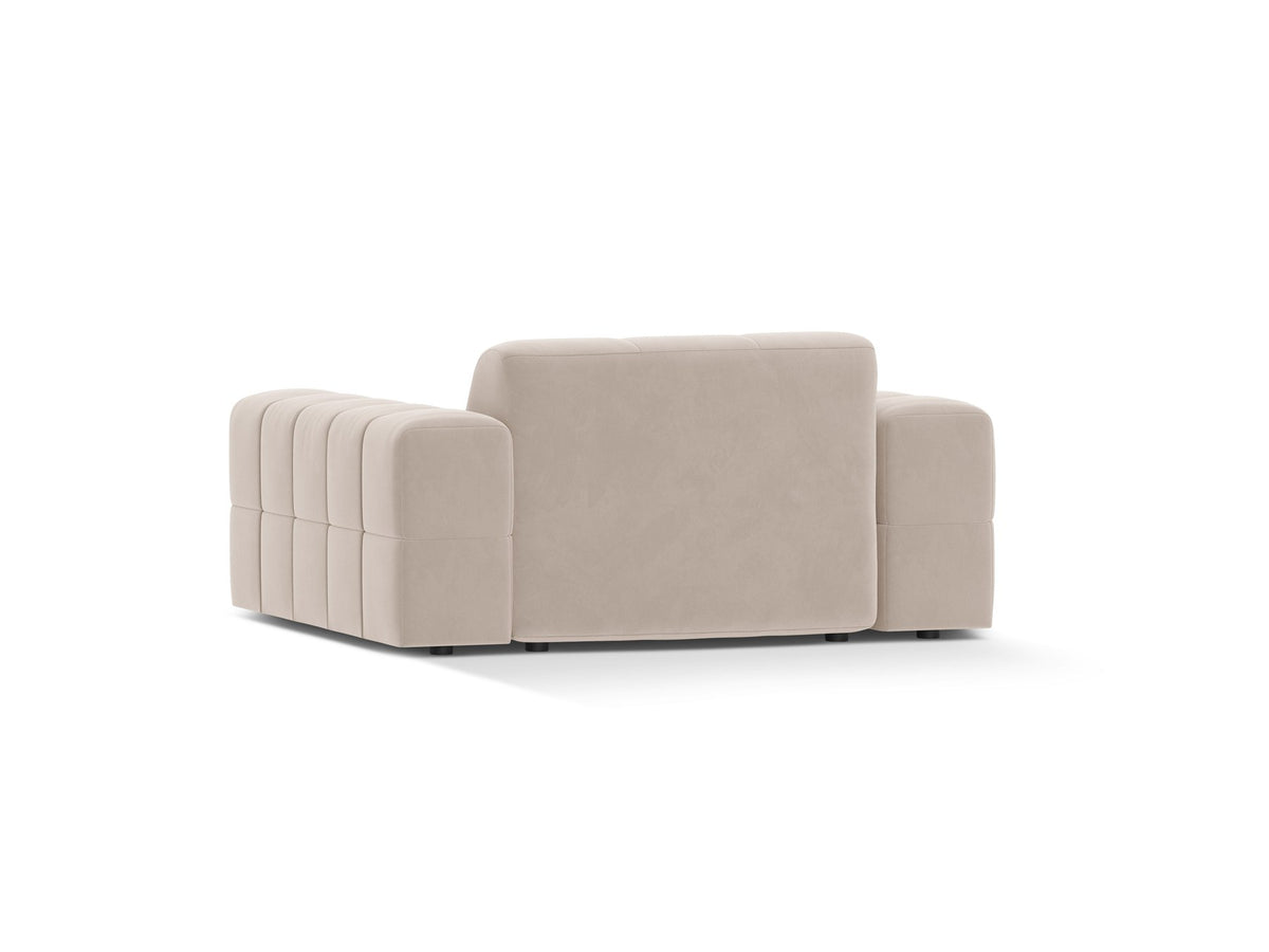 Jennifer Armsessel von Micadoni in leichtem Beige mit Bluvel-Stoffbezug, schwarzen Kunststoffbeinen und gepolsterter Rückenlehne.