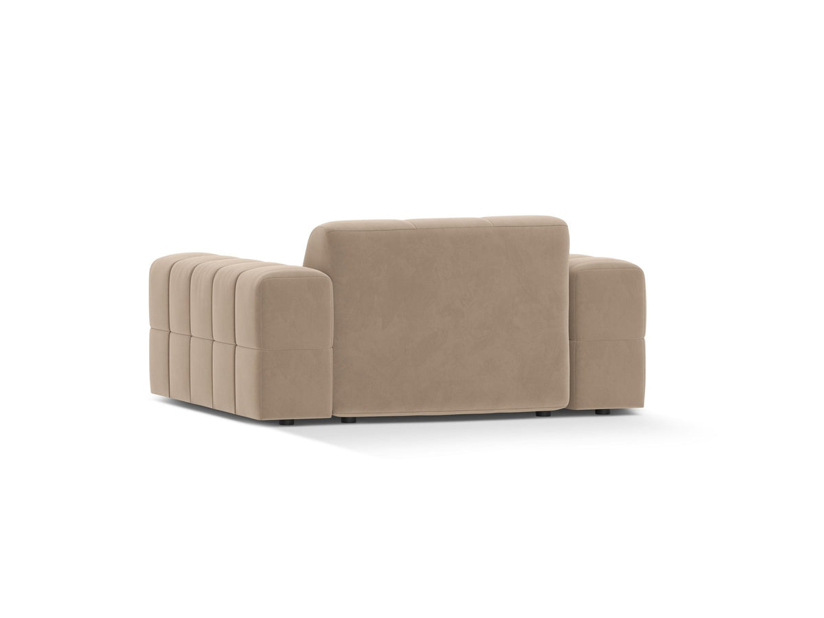 Jennifer Armsessel von Micadoni in leichtem Beige mit Bluvel-Stoffbezug, schwarzen Kunststoffbeinen und gepolsterter Rückenlehne.
