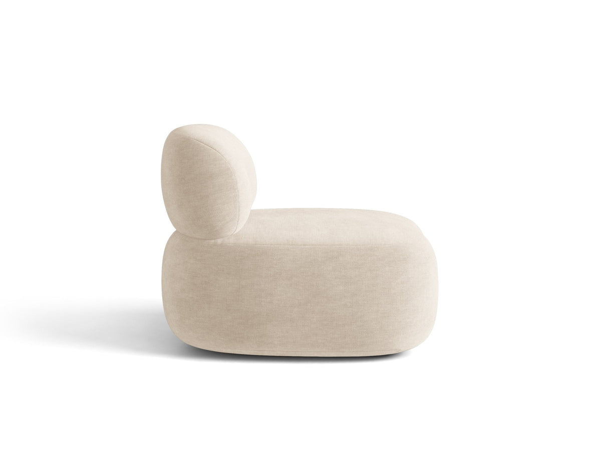 Drehbarer Sessel Aura von Micadoni mit gepolsterter Sitzfläche in Leichtes beige, Chenille-Stoff und schwarzem Stahlgestell auf Drehteller.