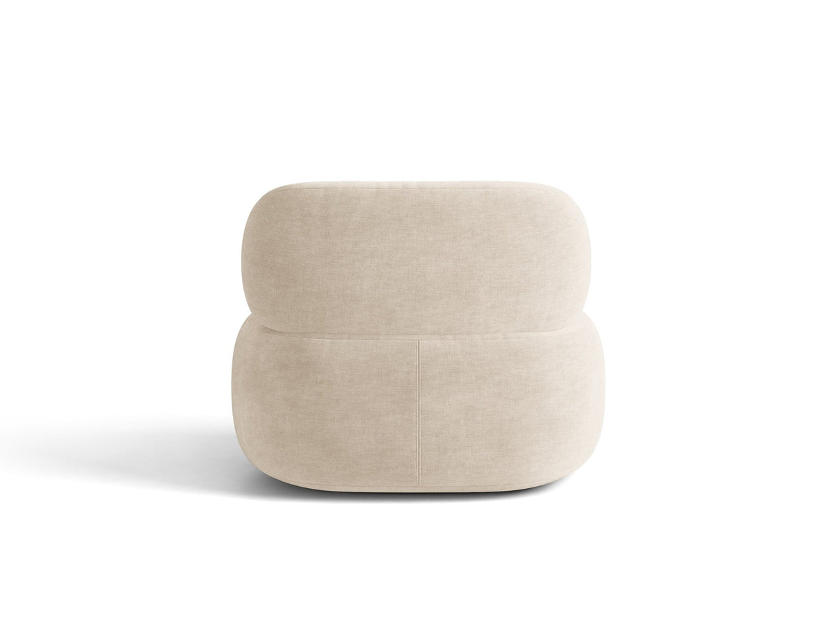 Drehbarer Sessel Aura von Micadoni mit gepolsterter Sitzfläche in Leichtes beige, Chenille-Stoff und schwarzem Stahlgestell auf Drehteller.
