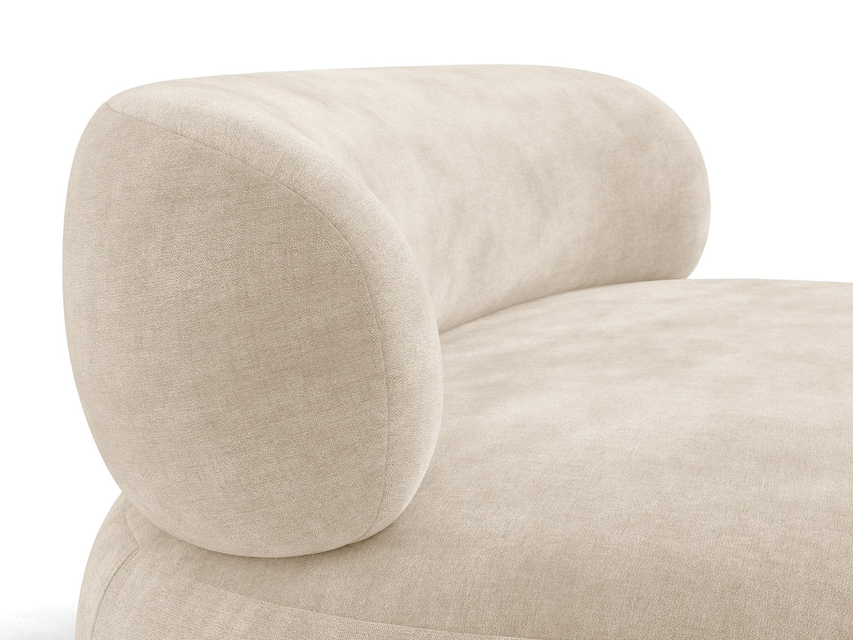 Drehbarer Sessel Aura von Micadoni mit gepolsterter Sitzfläche in Leichtes beige, Chenille-Stoff und schwarzem Stahlgestell auf Drehteller.