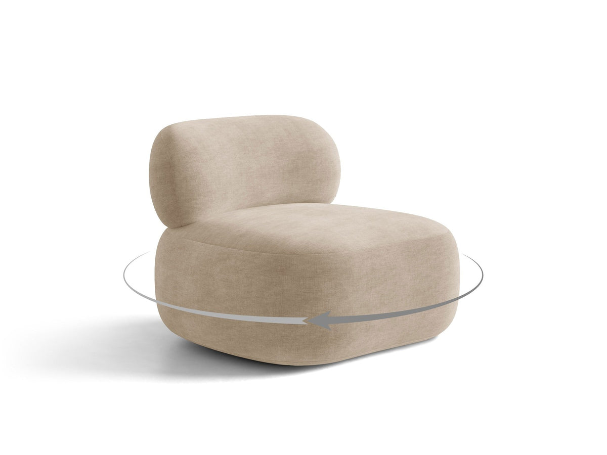 Drehbarer Sessel Aura von Micadoni mit gepolsterter Sitzfläche in Leichtes beige, Chenille-Stoff und schwarzem Stahlgestell auf Drehteller.