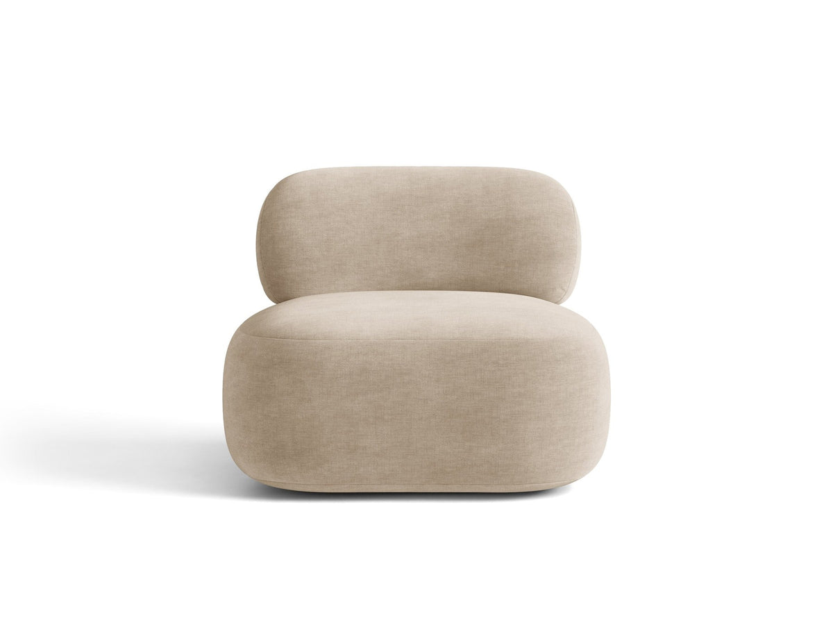 Drehbarer Sessel Aura von Micadoni mit gepolsterter Sitzfläche in Leichtes beige, Chenille-Stoff und schwarzem Stahlgestell auf Drehteller.