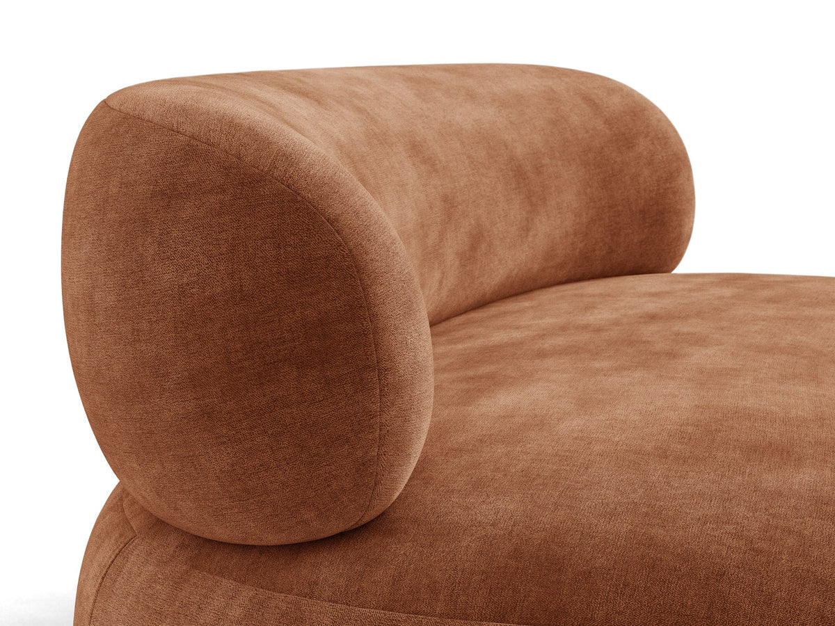 Drehbarer Sessel Aura von Micadoni mit gepolsterter Sitzfläche in Leichtes beige, Chenille-Stoff und schwarzem Stahlgestell auf Drehteller.