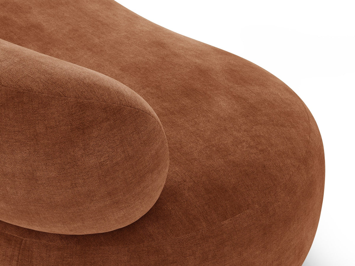Drehbarer Sessel Aura von Micadoni mit gepolsterter Sitzfläche in Leichtes beige, Chenille-Stoff und schwarzem Stahlgestell auf Drehteller.