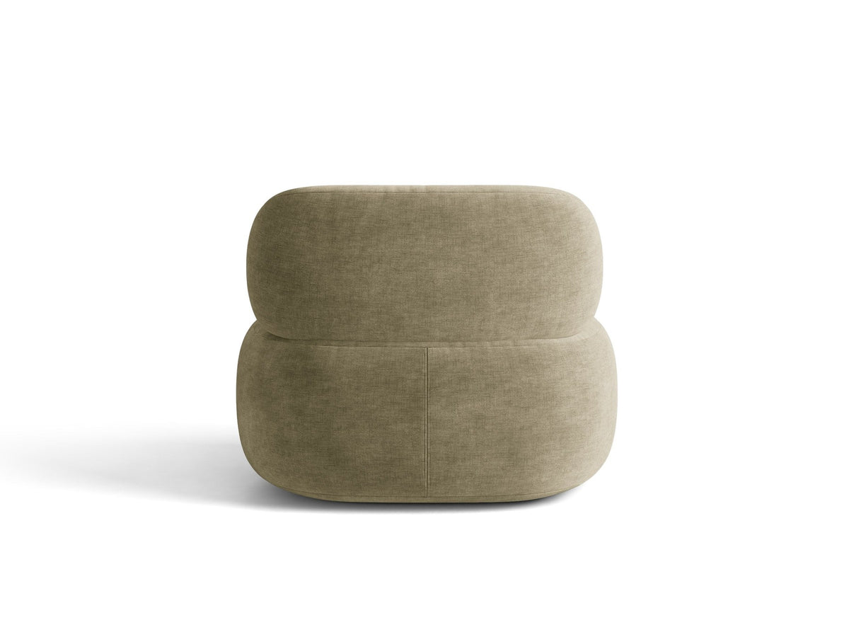 Drehbarer Sessel Aura von Micadoni mit gepolsterter Sitzfläche in Leichtes beige, Chenille-Stoff und schwarzem Stahlgestell auf Drehteller.