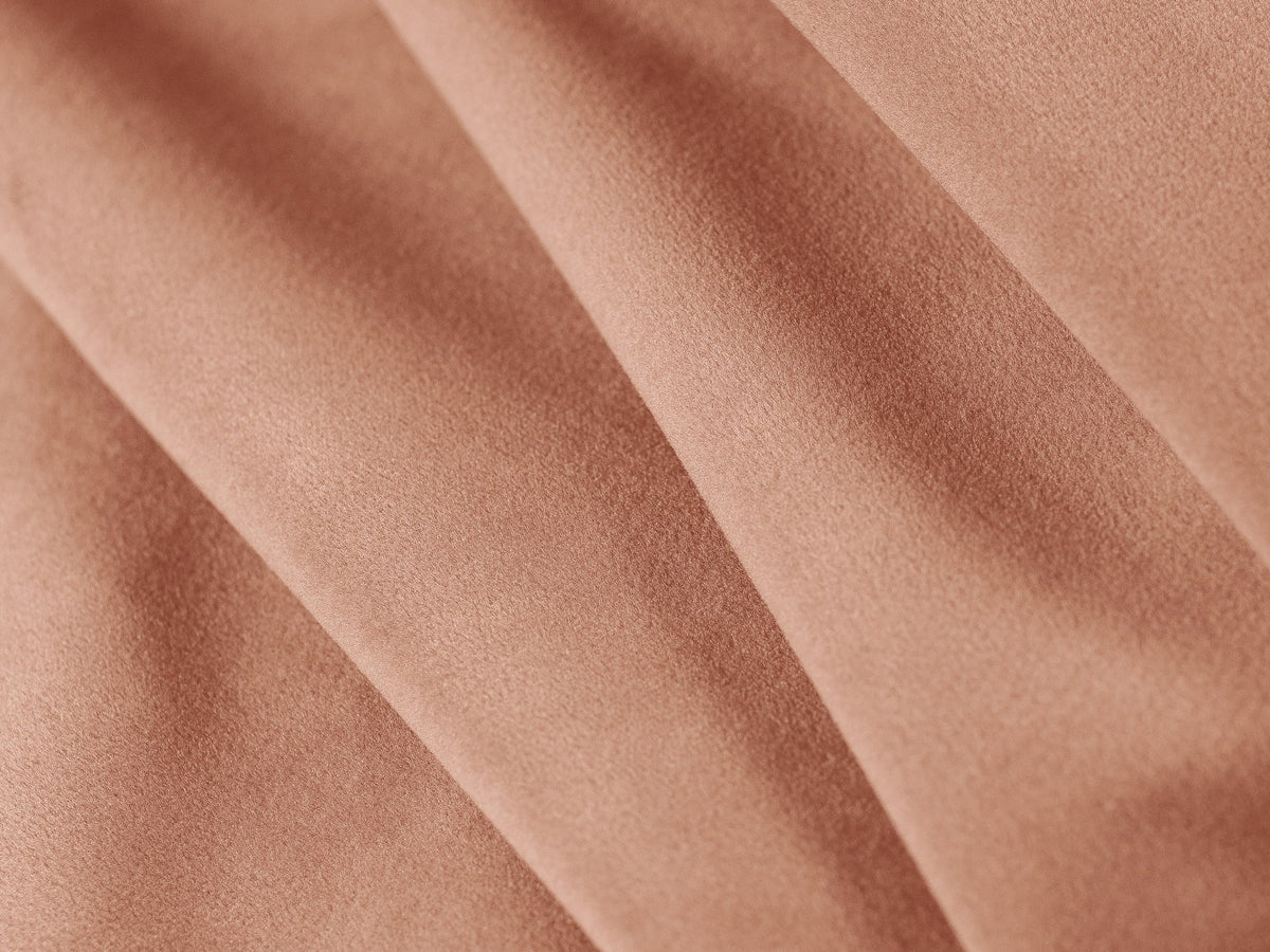 Beige Armsessel Abby von Micadoni mit strukturiertem Heritage-Stoffbezug, schwarzen Kunststoffbeinen und runder, kompakter Formgebung.