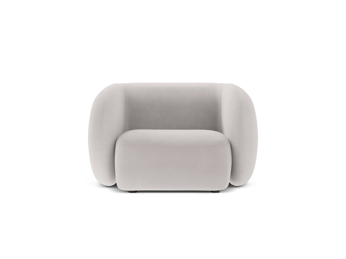 Weisser Armsessel Kate von Micadoni mit Bouclé-Stoffbezug, schwarzen Kunststoffbeinen und gepolsterter Rückenlehne, Frontalansicht.