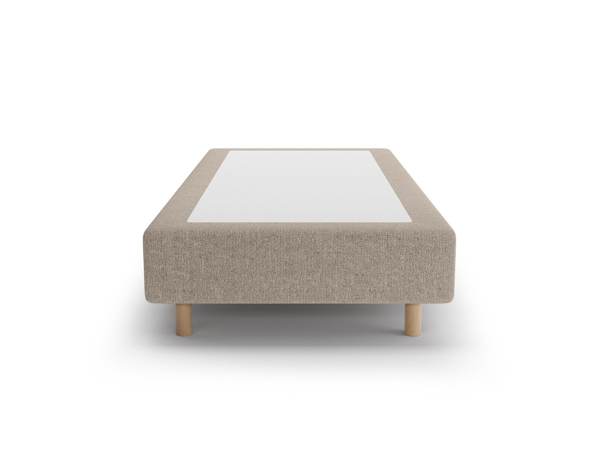 Bettgestell Whale von Micadoni in leichtem Beige mit Chenille-Bezug und Buchenholzbeinen, minimalistische Form ohne Kopfteil, Ansicht von schräg vorne.