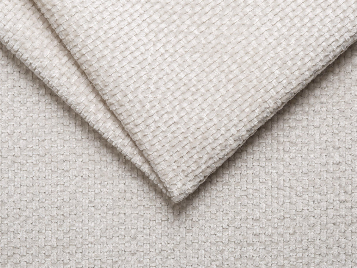 Whale Bettgestell von Micadoni in leichtem Beige mit Chenille-Bezug Eden, schwarzen Metallbeinen und schlichter, rechteckiger Form ohne Kopfteil.
