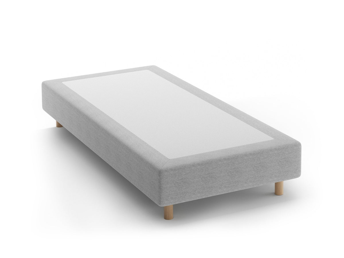 Bettgestell Whale von Micadoni in leichtem Beige mit Chenille-Bezug und Buchenholzbeinen, minimalistische Form ohne Kopfteil, Ansicht von schräg vorne.