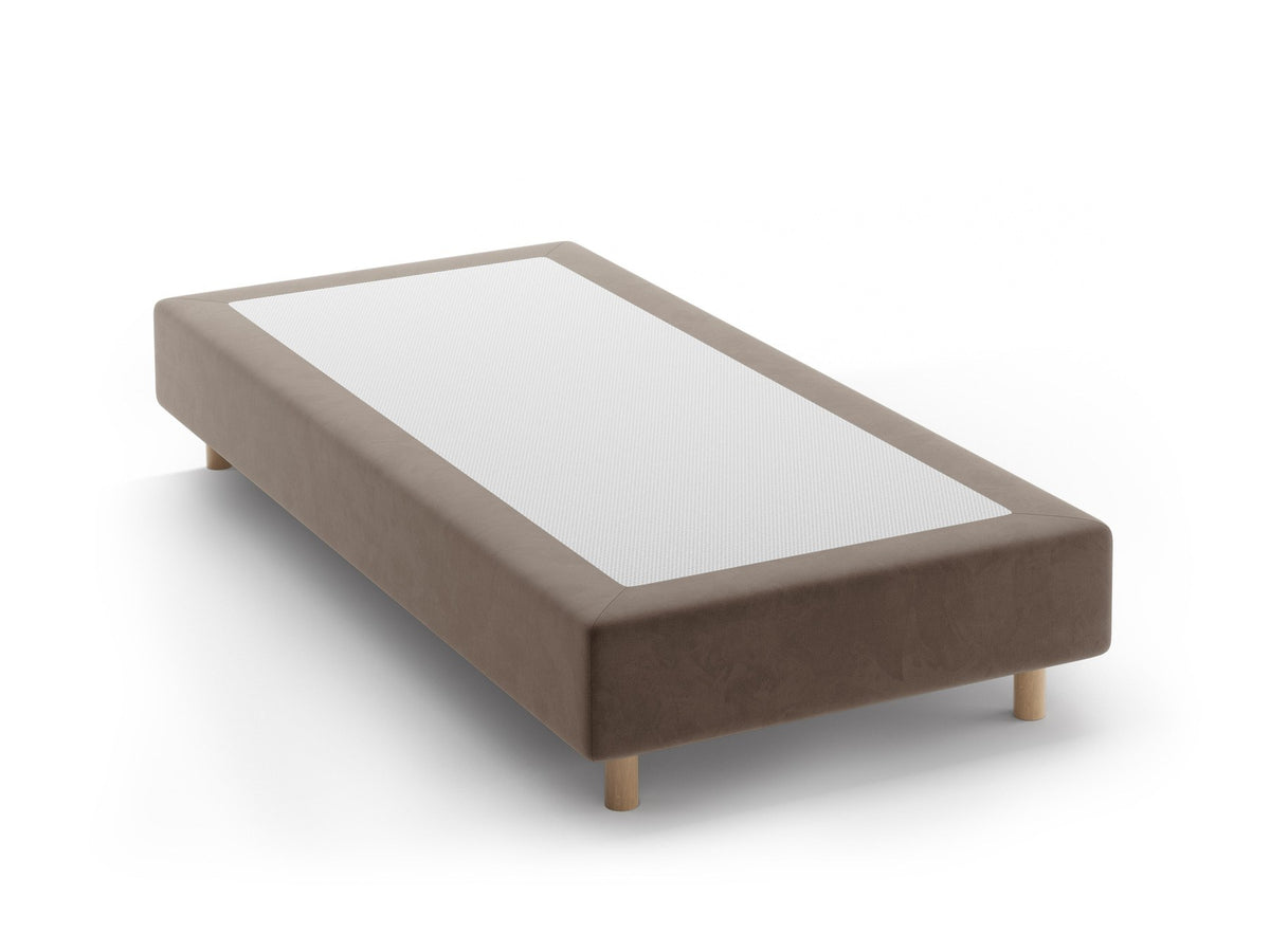 Bettgestell Whale von Micadoni in leichtem Beige mit Chenille-Bezug und Buchenholzbeinen, minimalistische Form ohne Kopfteil, Ansicht von schräg vorne.