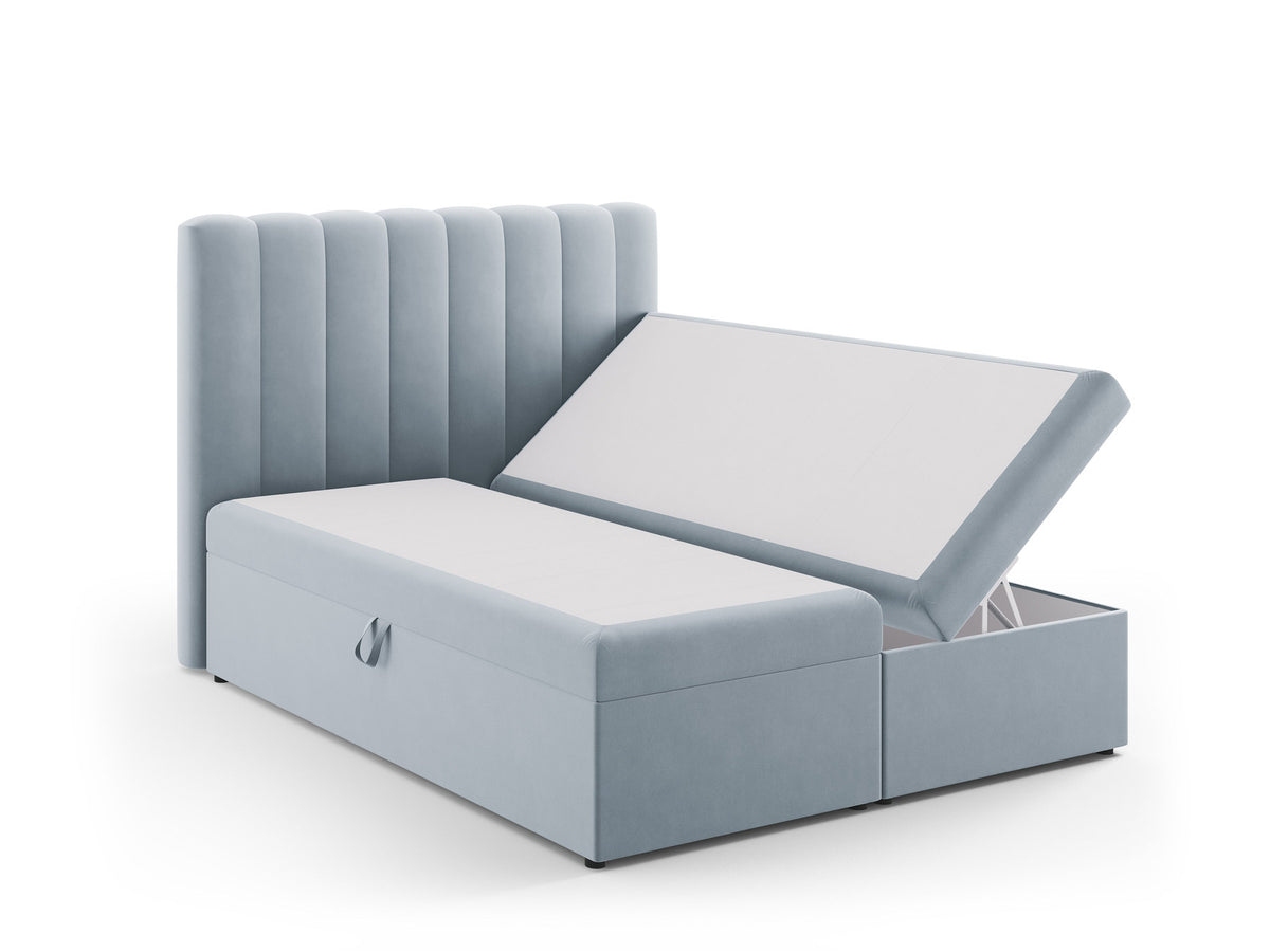 Kelp Boxspringbett Set 140cm: Headboard + Box Springs/Matratze + Matratze Topper in Light Blue-Bluvel präsentiert im Onlineshop von KAQTU Design AG. Bett ist von Micadoni