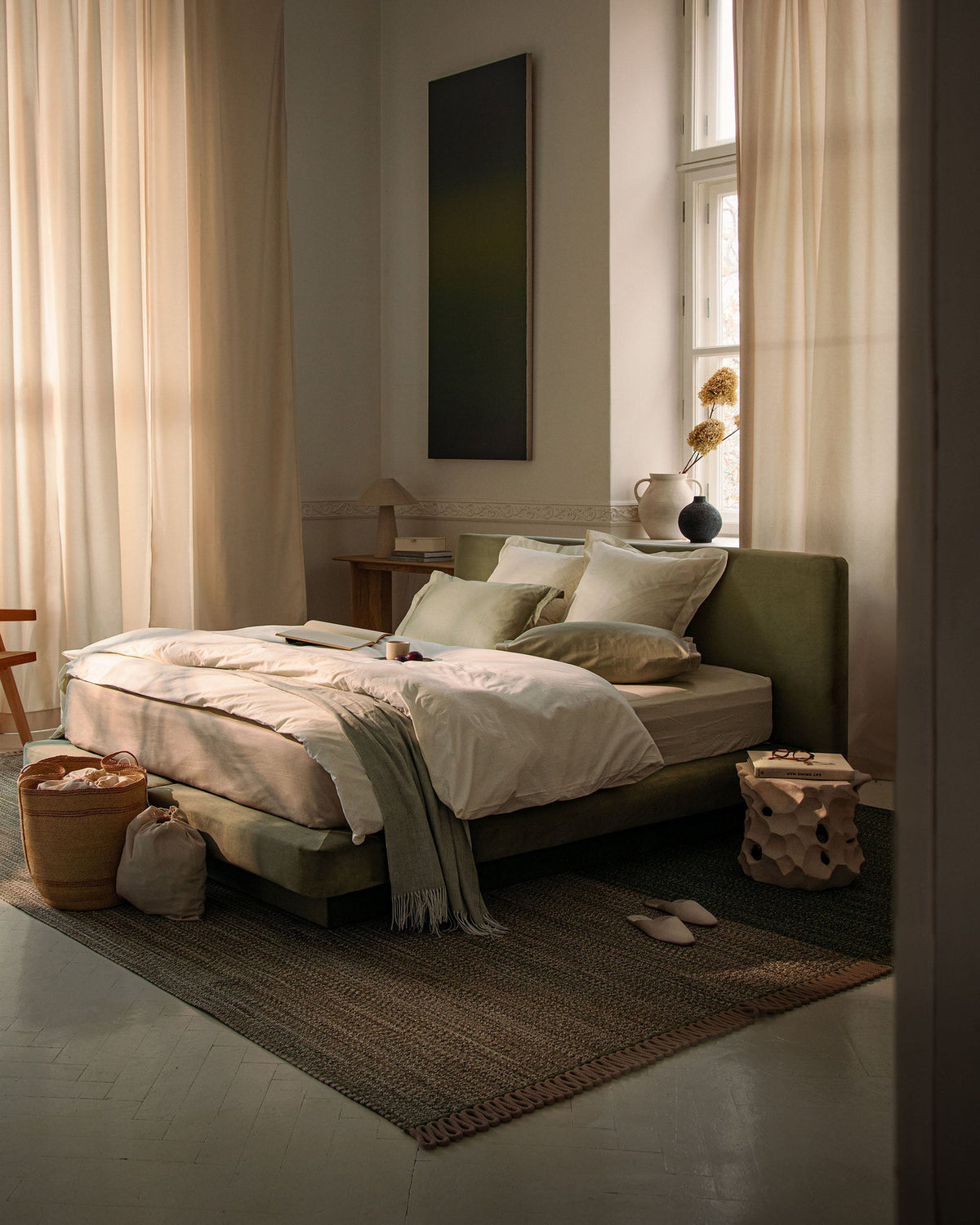 Micadoni Linea Bett mit gepolstertem Kopfteil aus Samtstoff, Gestell aus Möbelplatte, schwarzen Kunststoffbeinen, Grösse 160 x 200 cm.