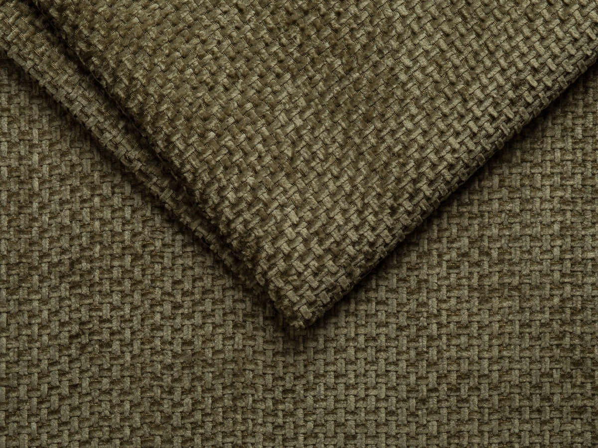 Bettgestell Whale von Micadoni in leichtem Beige, Chenille-Stoff Eden, Buchenholzbeine, ohne Kopfteil, Ansicht von schräg vorne.