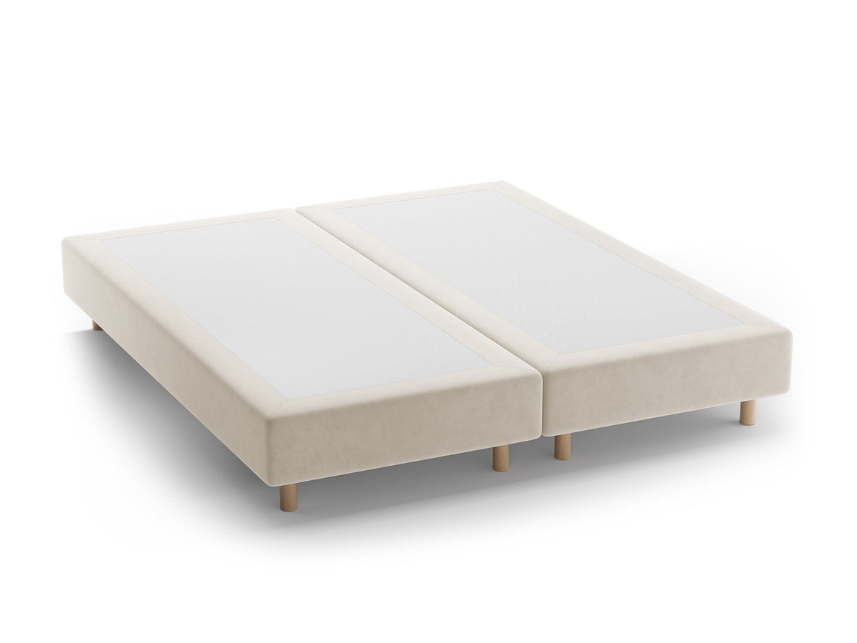 Bettgestell Whale von Micadoni in leichtem Beige, Chenille-Stoff Eden, Buchenholzbeine, ohne Kopfteil, Ansicht von schräg vorne.