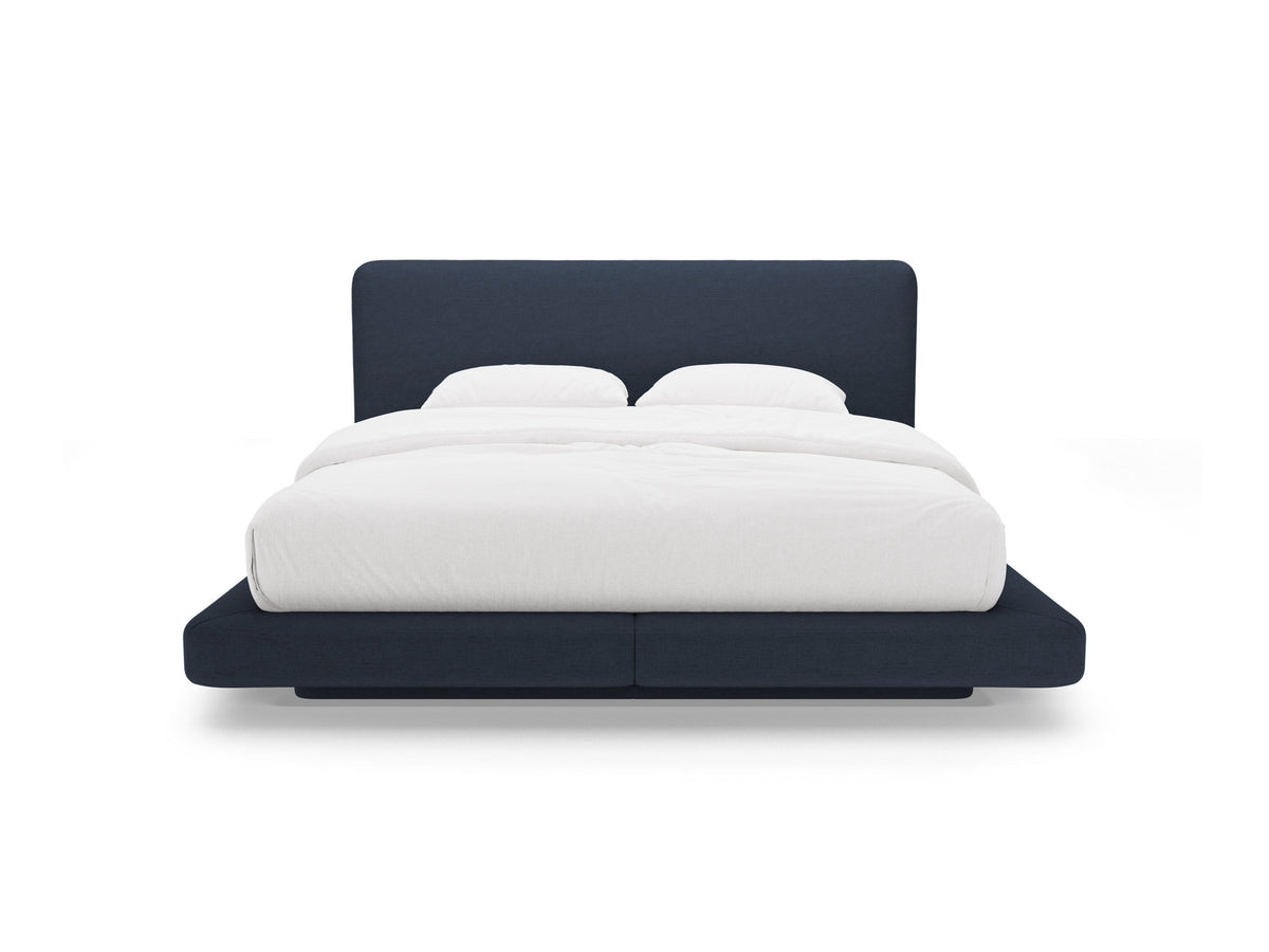 Linea Bett mit gepolstertem Kopfteil, Bezug aus Samtstoff, Gestell aus Möbelplatte mit Holzelementen, schwarze Kunststoffbeine, Ansicht von vorne.